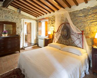 Stone Rustico with garden in an ancient village in Tuscany. View on ancient Pieve - Boveglio - Habitación