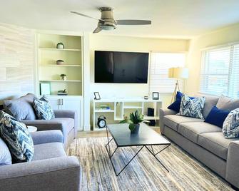 Clean Home Close to Beach/Village - Corona del Mar - Living room