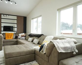 Escape to Serenity: Cozy Alaskan Retreat with Private Indoor Sauna - Valdez - Sala de estar