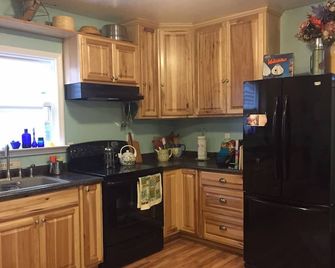 Studio in Town Center - between the Beach and Giant Redwoods - Willits - Cozinha
