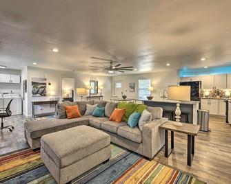 Pet-Friendly Digs with Fire Pit and Large Yard! - Fayetteville - Living room