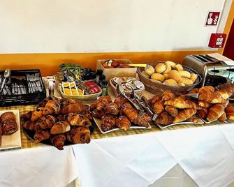 Art & Hotel Treviolo - Treviolo - Buffet