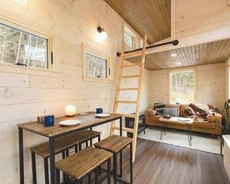 Thistle House at Camp Greenwood Vermont with Sauna - 切斯特（佛蒙特州） - 餐廳