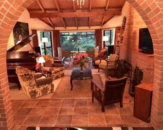 Stunning river views with convenient mini-kitchenette - Haruru - Lounge