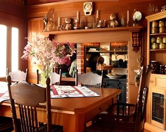 Ounuwhao Bed and Breakfast Guest Lodge - Russell - Dining room