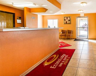 Econo Lodge Inn & Suites Pekin - Peoria Area - Pekin - Front desk