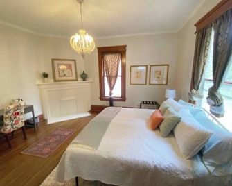 Historic Home | Central Location & Pet-Friendly - Terre Haute - Bedroom