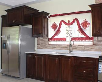 Entire Luxury Apartment with contemporary decor - Saint Margaret’s Bay - Кухня