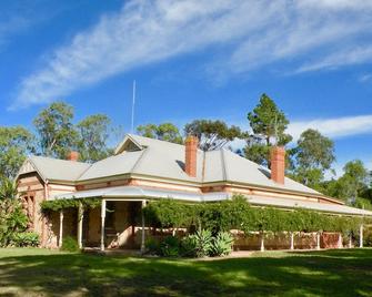 Thalia Getaway Villa - self contained luxury B&B accomodation on 6 private acres - Murray Bridge - Building