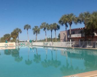 Cozy, Waterfront Studio Getaway - Indian Shores - Pool
