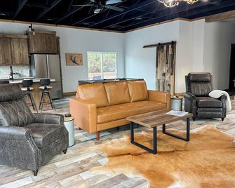 Brand New Rustic Cabin with pool table and fireplace - Purcell - Living room