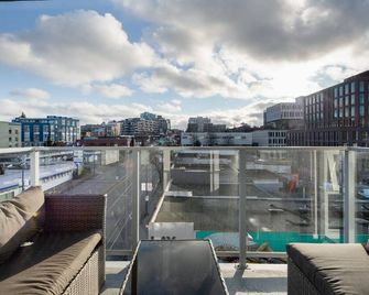 Trendy Two Bedroom with Parking Olympic Village - Vancouver - Balcony