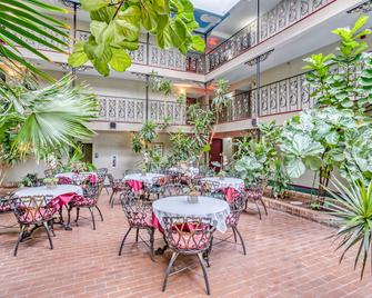OYO Townhouse Tulsa Woodland Hills - Tulsa - Restaurante