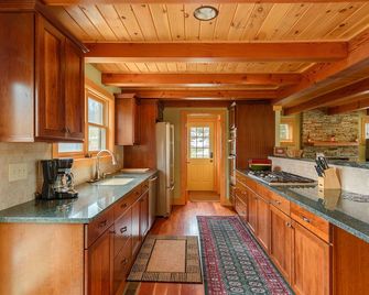 Camelot Lodge - Banner Elk - Kitchen