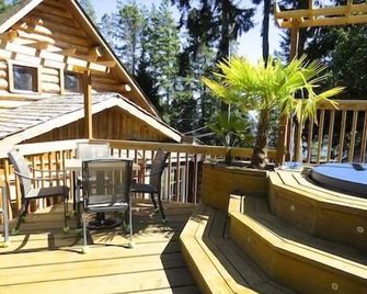 Cozy Rustic Log Home Living With Wood Fireplace And Hot Tub - Sooke - Balcony