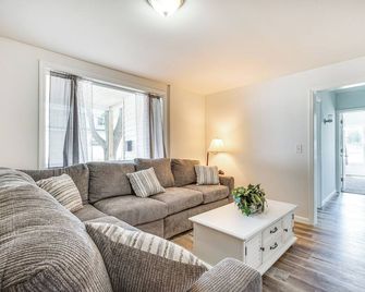 Charming Glens Falls Retreat Near Downtown! - Glens Falls - Obývací pokoj