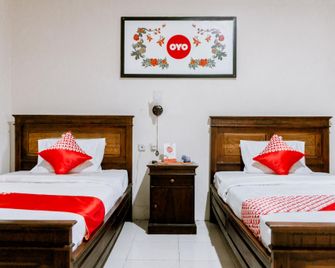 OYO 1069 Hotel New Rajawali - Pacitan - Habitación
