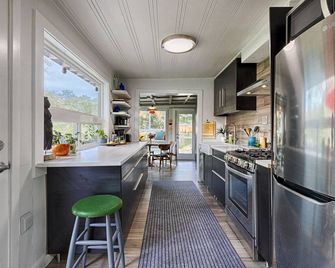 Riverfront cottage w/ hot tub, lush gardens, privacy & river access, pets ok! - Duncans Mills - Kitchen