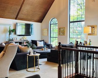 Lakefront Home at Moss Lake - Thackerville - Living room