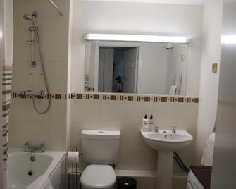 City Apartment - Winchester - Bathroom