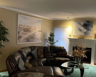 The HI-Mark House - Hot tub,AC,Pool table, Pool May2026 - Sicamous - Living room