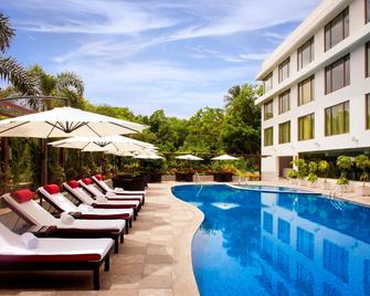 Radisson Blu Plaza Hotel Hyderabad Banjara Hills - Hyderabad - Pool