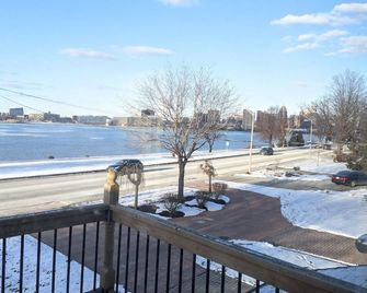 Riverside Home Minutes to Casino, Downtown, Bridge, UWindsor - Windsor - Balcony