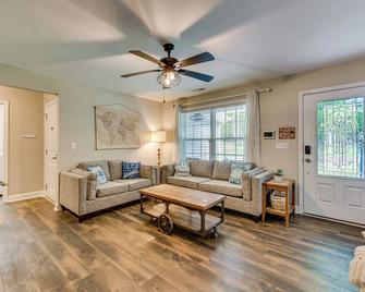 Pet-Friendly Home in Monroe: Deck, Grill & Yard! - Monroe - Wohnzimmer
