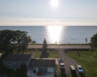 Modern Home on Mille Lacs Lake! Amazing yard and game-room! - Garrison - Vista del exterior