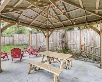 Storybook Tacoma Cottage Escape - Tacoma - Patio