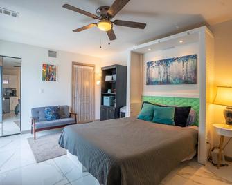 Newly Remodeled Studio M4-S @ Paradise Lakes Clothing Optional Resort - Land O' Lakes - Bedroom