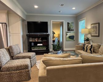 Stylish 3BR in Garden District near parks, river views, Neville High, and ULM. - Монро - Вітальня