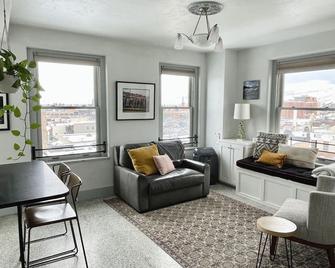 Wilma Digs: Downtown with Mountain Views - Missoula - Living room