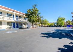 Motel 6 Redding South - Redding - Κτίριο
