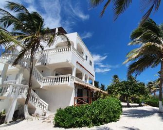 Permit- Beachfront Apartment (6 guests), Level 1 - Xcalak - Edificio