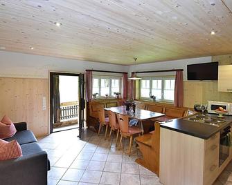 Idyllic holiday home with private terrace - Mühlenbach - Comedor