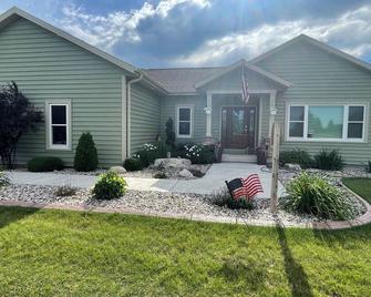 Country living with a hot tub, pool, & family-friendly! - Fond du Lac - Building