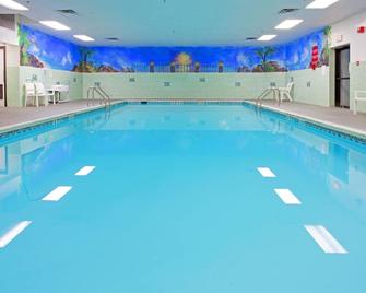 Holiday Inn Express Stony Brook-Long Island - Centereach - Pool