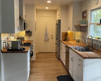 Boutique accomodations located in the heart of the Wine County (sleeps 6) - Los Olivos - Kitchen