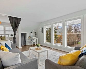 Local Loft - Downtown Okotoks - 2bd - Private - Okotoks - Wohnzimmer