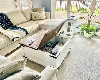 The Boathouse\n4 Bed 2 1/2 Bath Lake Home\n - Forest Lake - Sala de estar