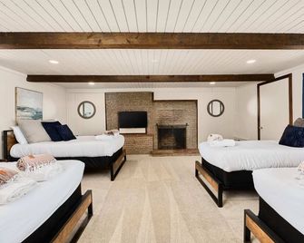 New! Hot Tub Steam Shower Fire-Pit Garage Walk To Waterfalls - Woodland Park - Bedroom