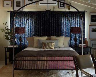Reconnect with Nature! Private Luxury Guesthouse with Vintage Airstream\n - Decatur - Bedroom