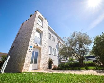 Avantgarden - Umag - Building