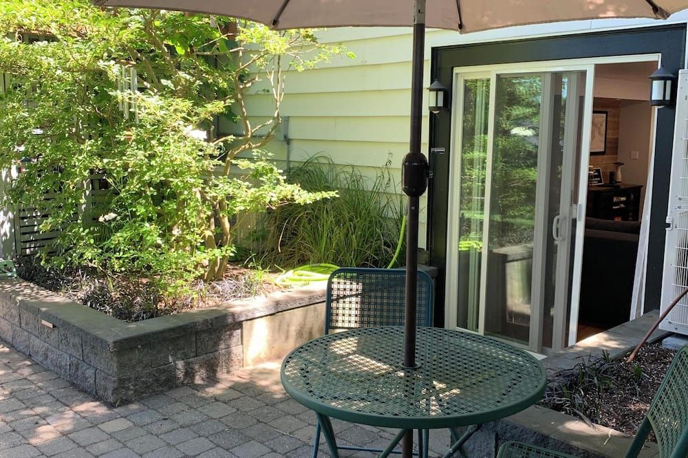 Spacious 1-bedroom vacation unit just 4 minutes to University of Washington - סיאטל - פטיו