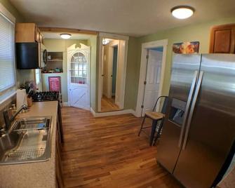Harper Two Bedroom House in Historic Loveland - Loveland - Kitchen