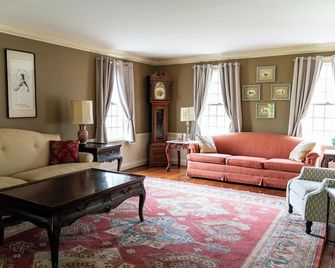 Spacious Estate With Mtn Views! Private Setting, Great Family Home!! - Peterborough - Living room