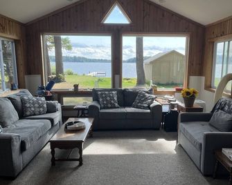Quaint Family lake cottage w/beach, dock,internet on all sports Crawford Lake - Kalkaska - Sala de estar