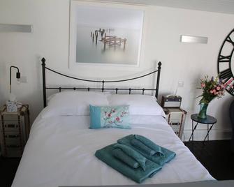 The Cabin At The Beach - Whitstable - Bedroom
