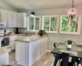 Cozy Kilmarnock Cottage - Kilmarnock - Kitchen